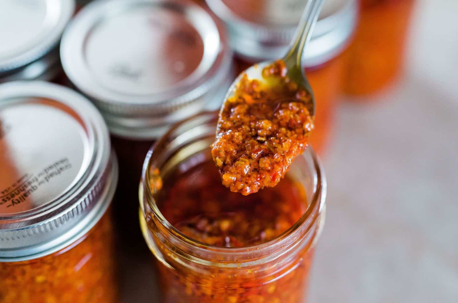 Una cuchara con pasta de chile tailandés 