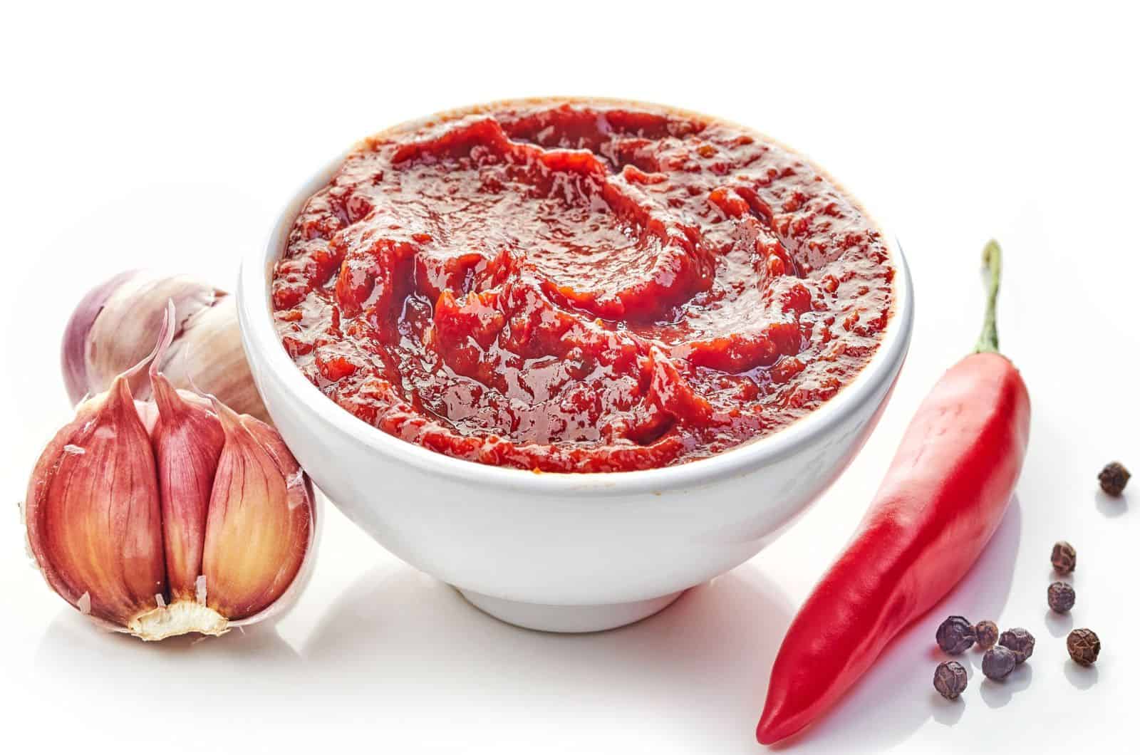 Chili-Knoblauch-Sauce mit roten Chilis