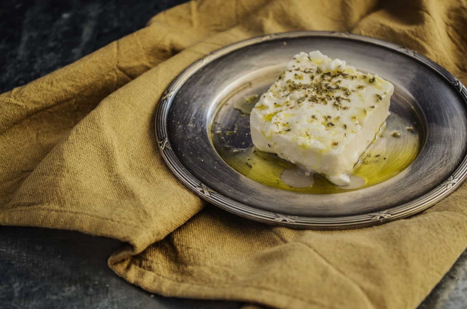 Queso feta en plato con aceite de oliva
