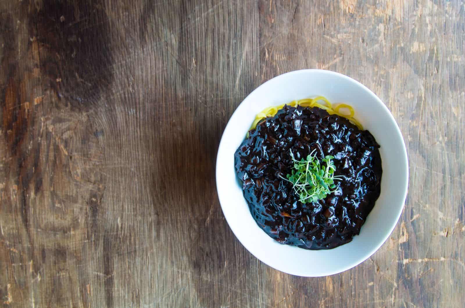 Nouilles traditionnelles à la coréenne et à la chinoise avec sauce aux haricots noirs