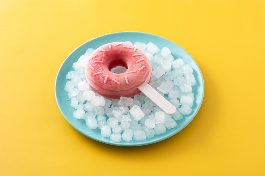 gefrorener Donut in Eis
