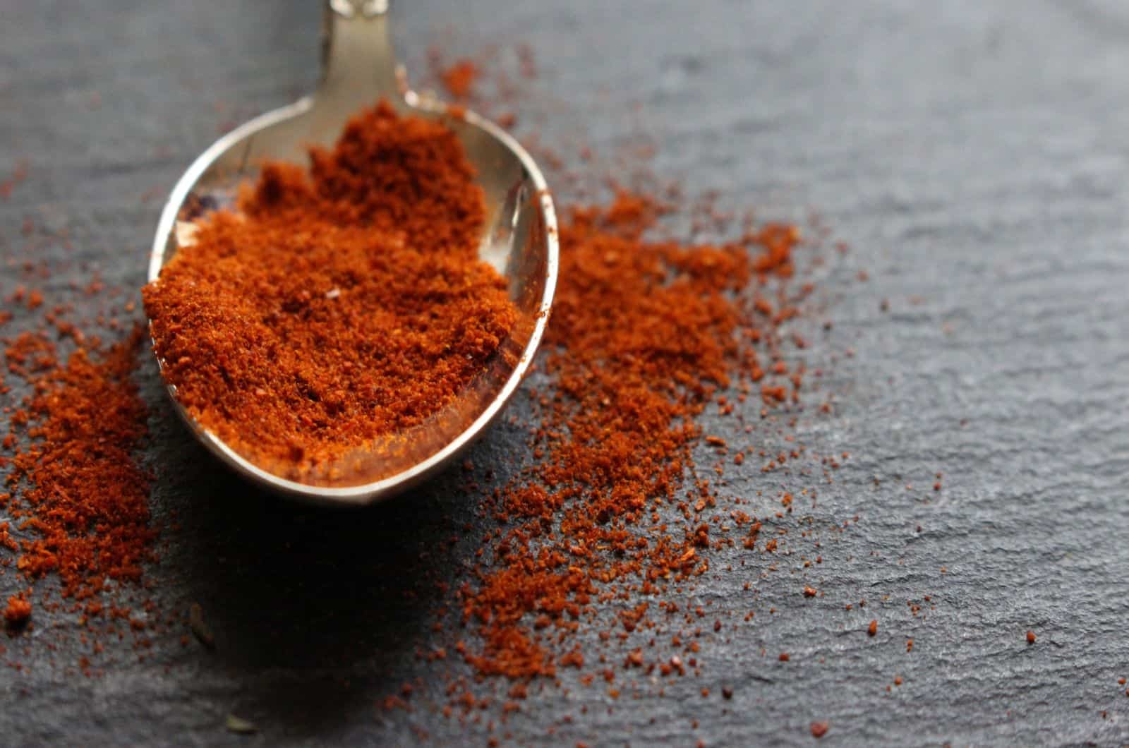 paprika affumicata in un cucchiaio sul tavolo