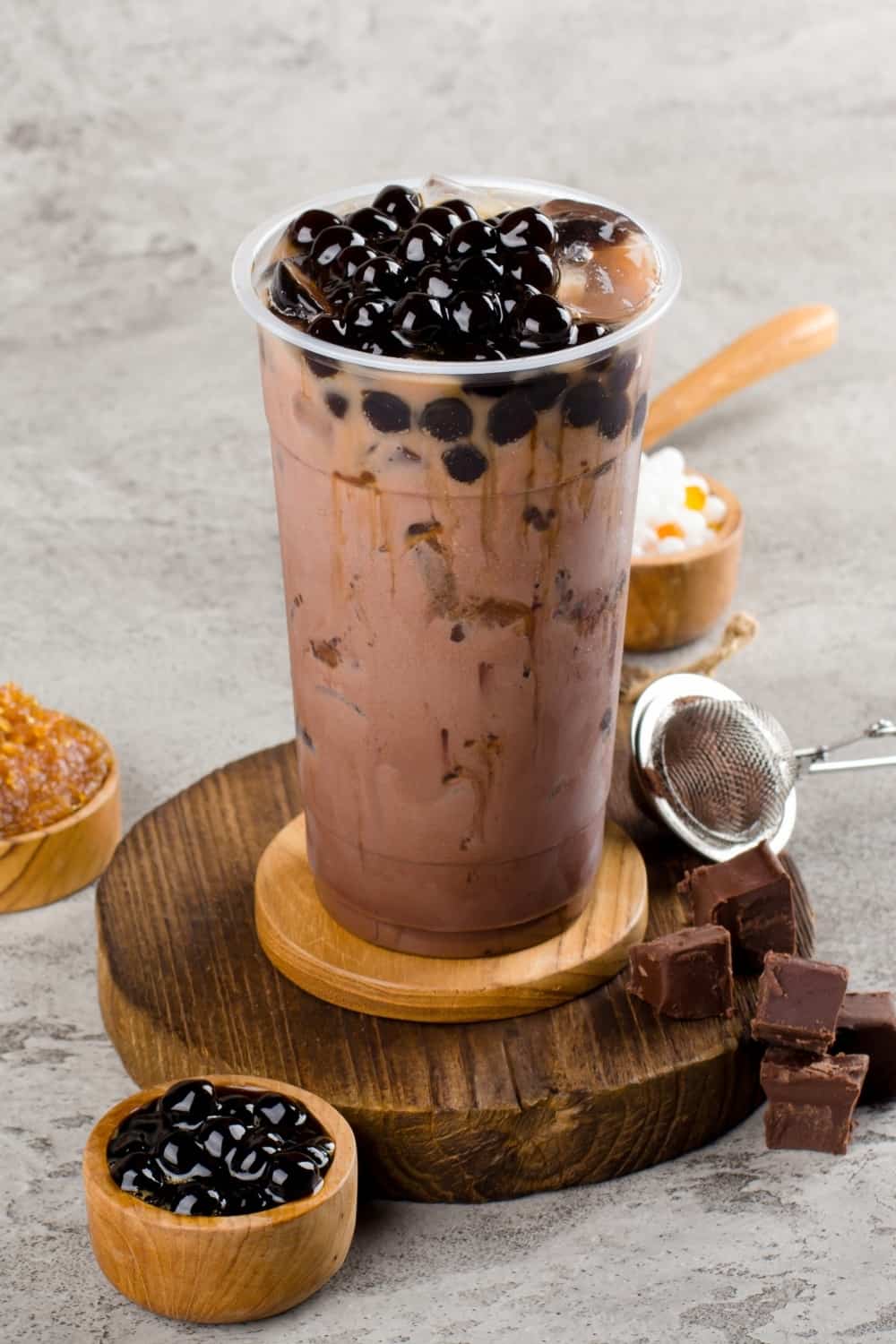 Boba ou pérolas de tapioca é chá de leite com bolhas de taiwan em copo de plástico com sabor a chocolate