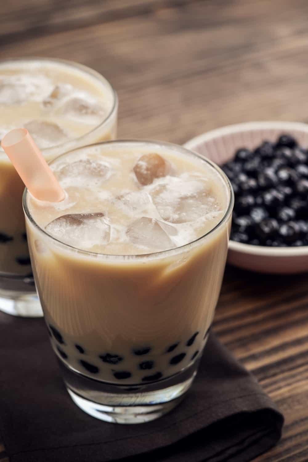 Bubble Tea de leche casero con perlas de tapioca sobre fondo de madera