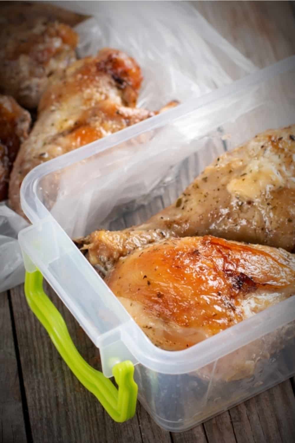 gekochtes Hühnerfleisch in Plastikbehältern