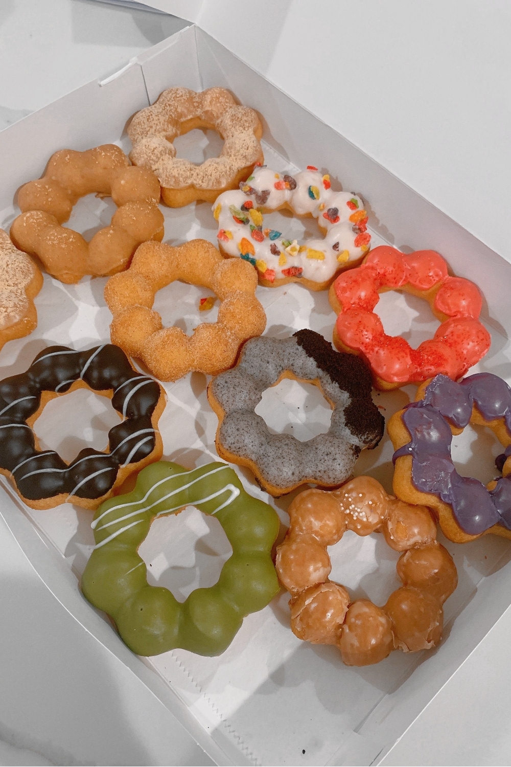 Mochi-Donuts mit Glasur in einer Schachtel