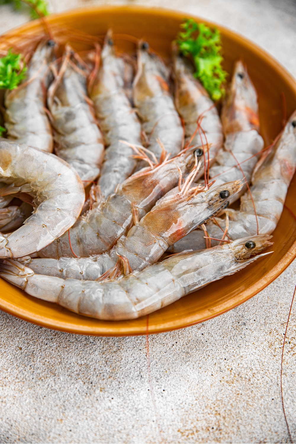 foto de gambas en un cuenco de madera