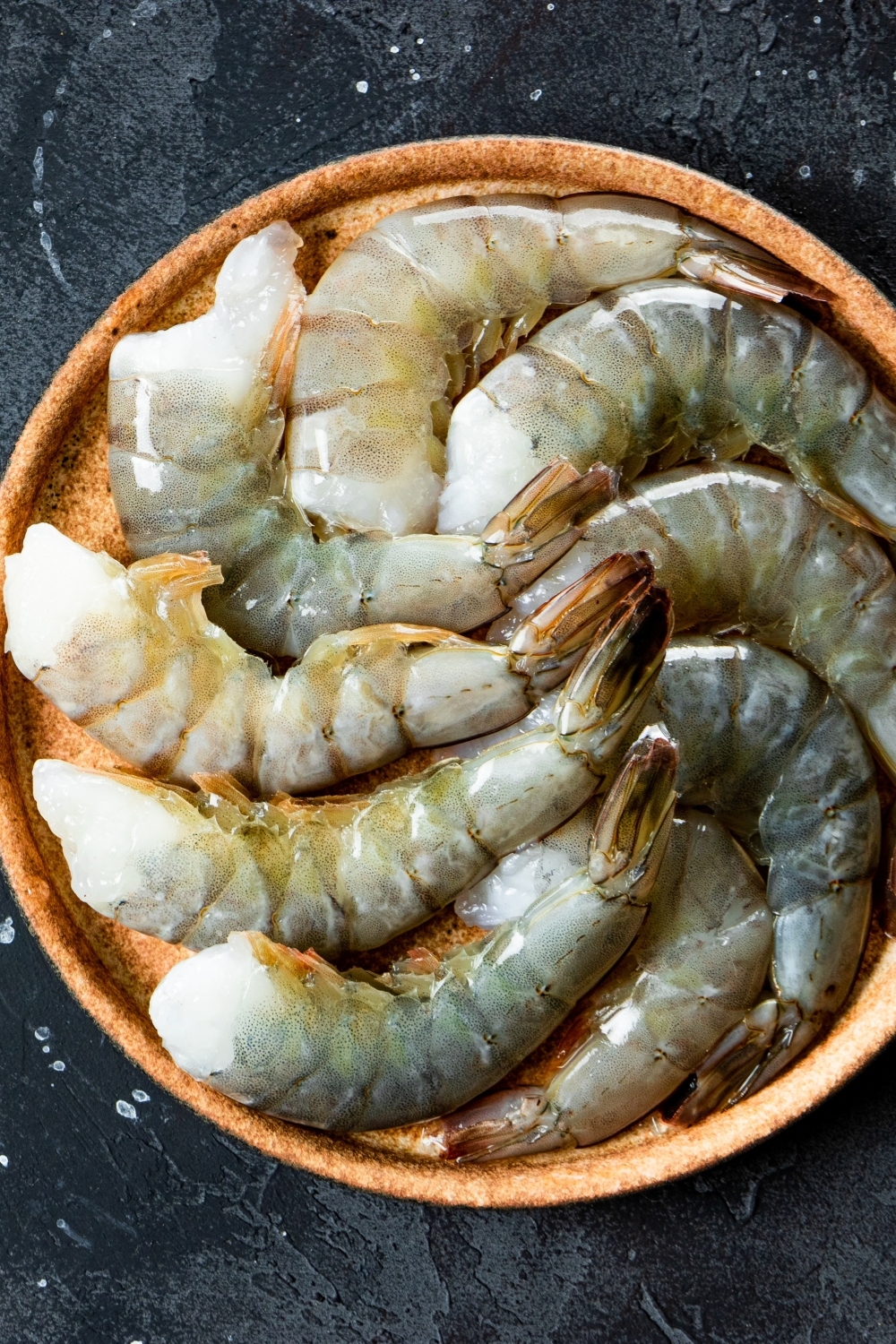 crevettes décongelées sur une assiette brune