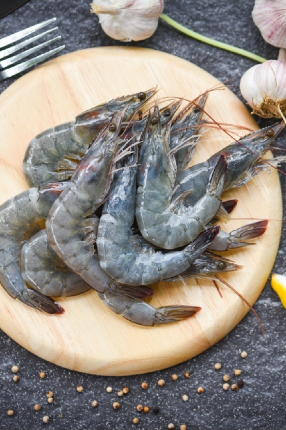 crevettes décongelées sur une assiette