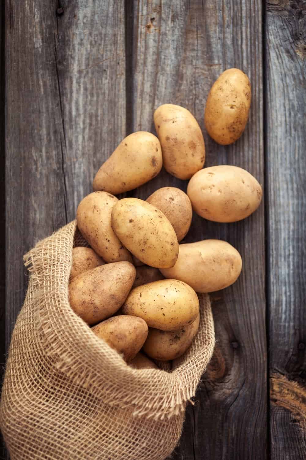 vista dall'alto di un sacco di patate