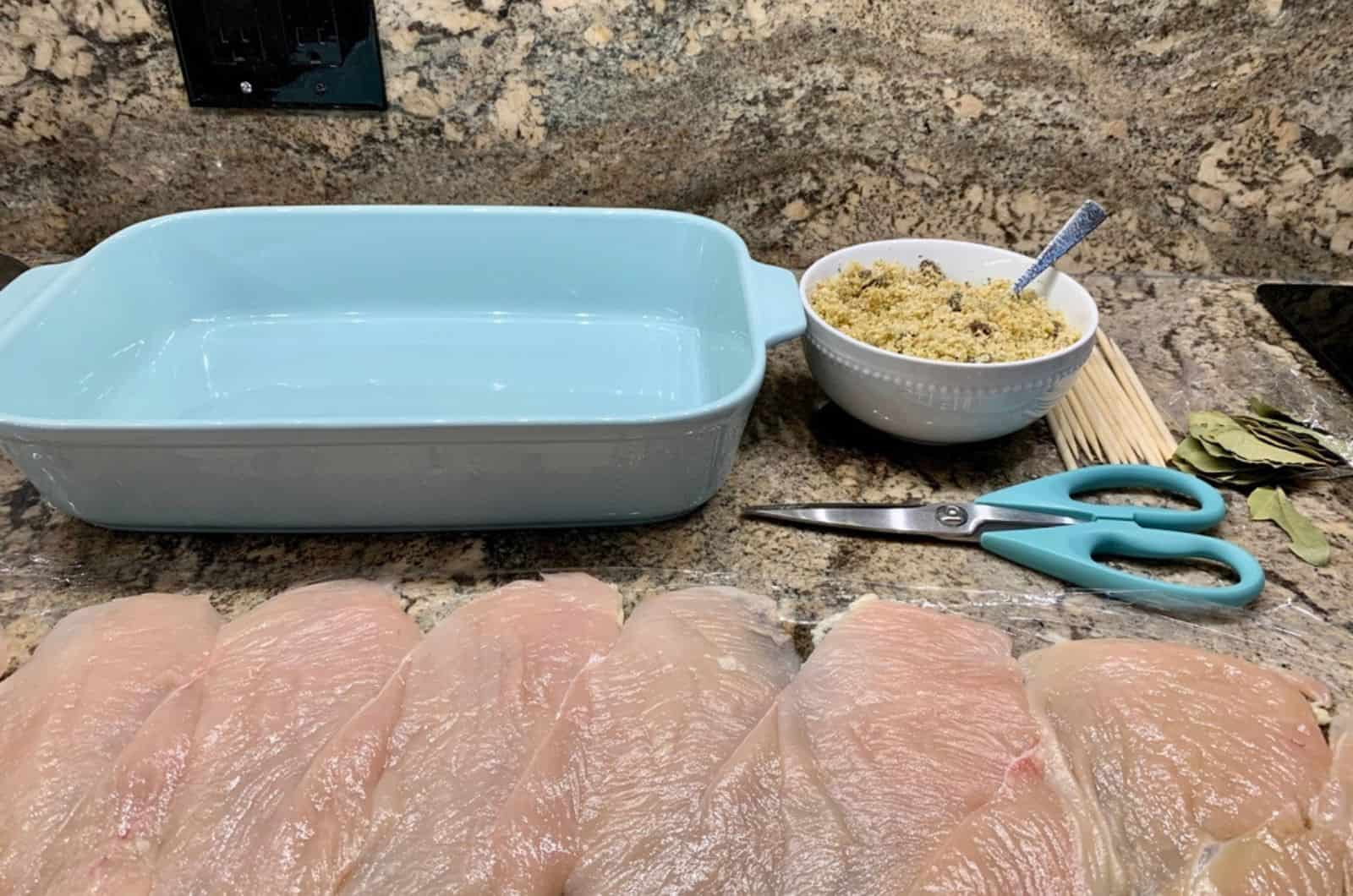 Una estación de cocina para preparar un pollo