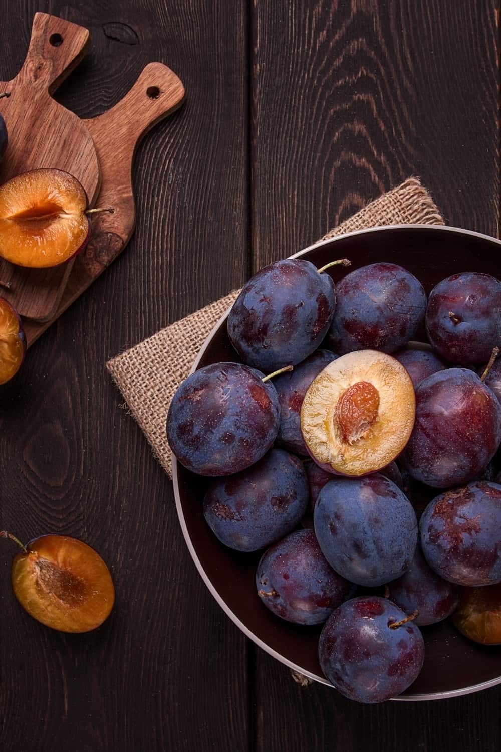 Prune bleue, sur une table en bois, vue de dessus