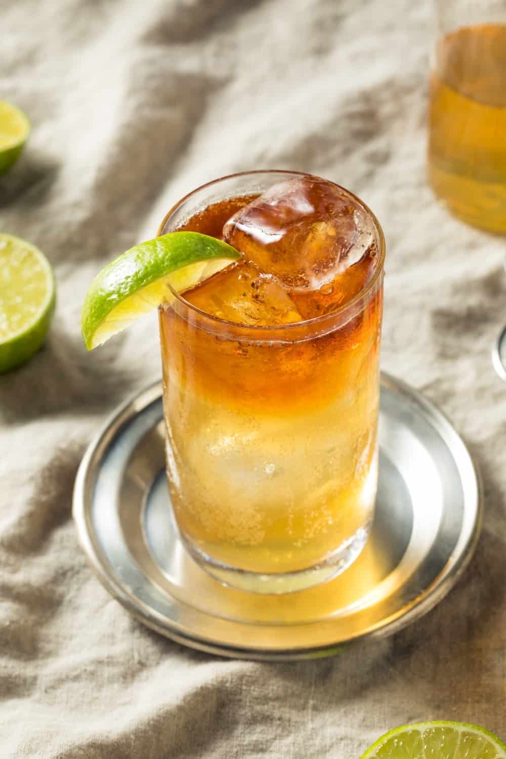 Cocktail scuro e tempestoso al rum con lime