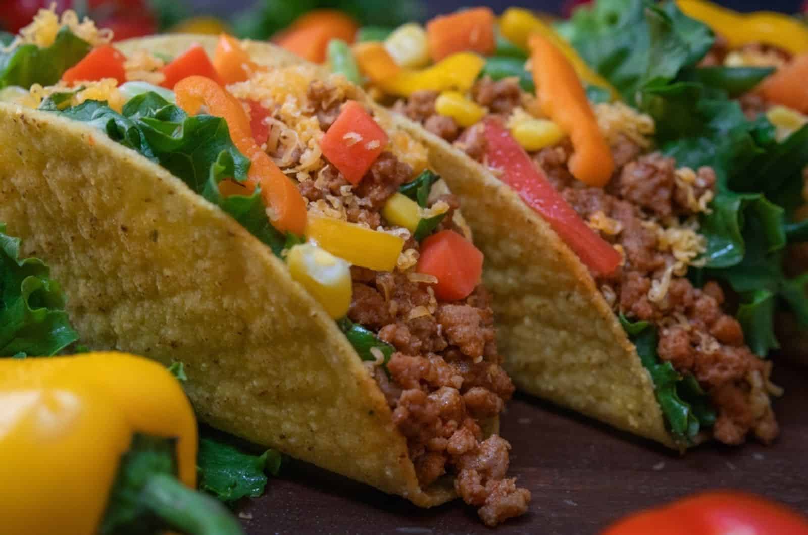 Deliciosos tacos de casca dura crocantes feitos com os ingredientes mais frescos