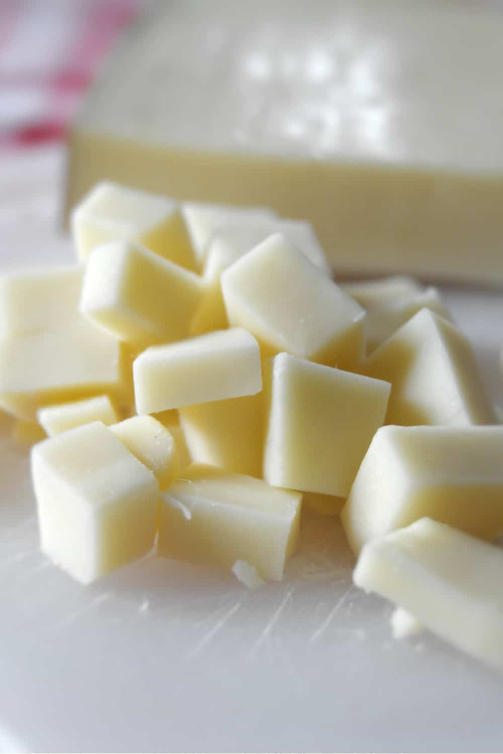 Queso Fontina en un plato blanco