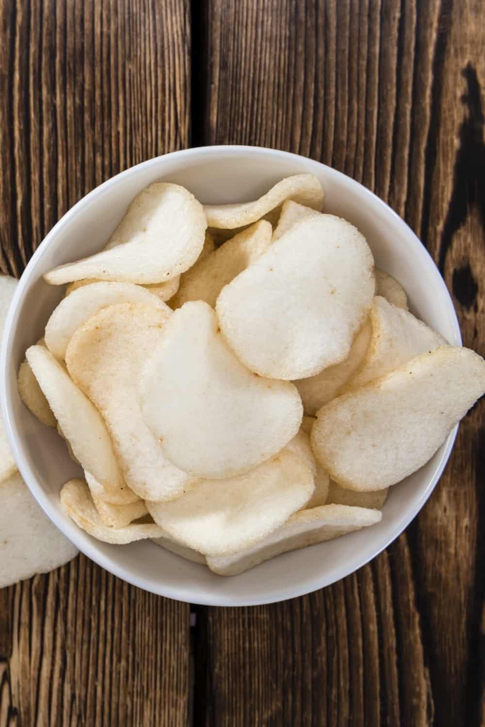 Frische Krupuk (Garnelen-Cracker) auf Vintage-Holz-Hintergrund