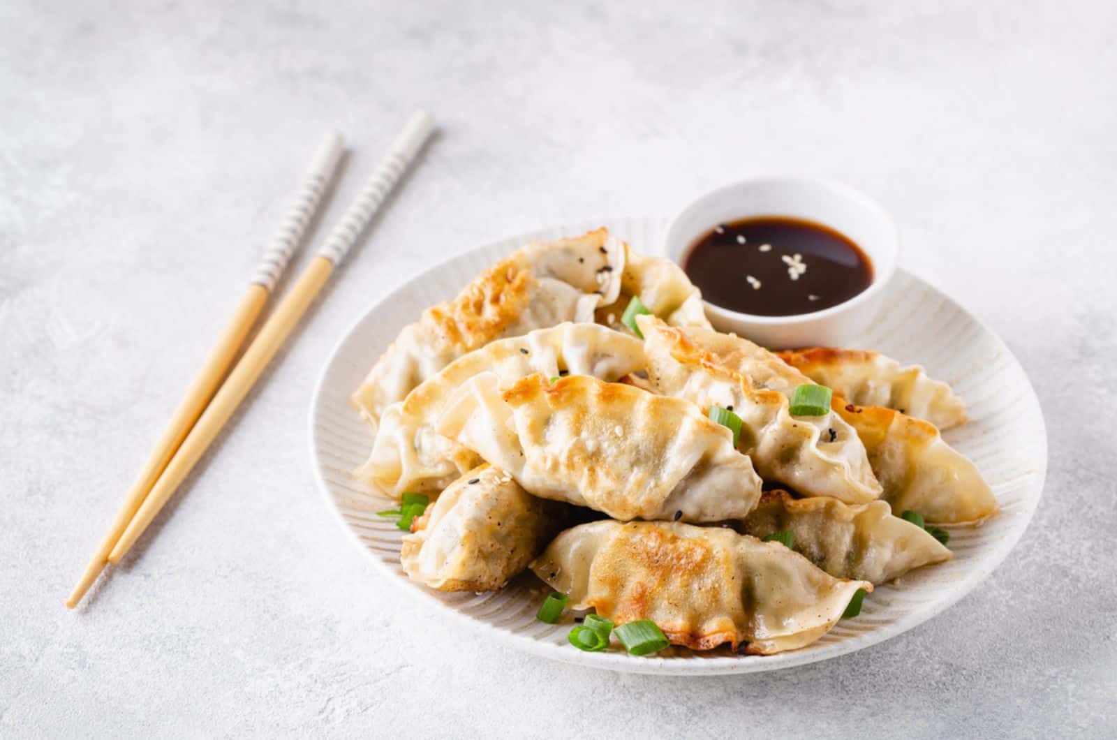 Gebratene Knödel Gyoza mit Sojasauce