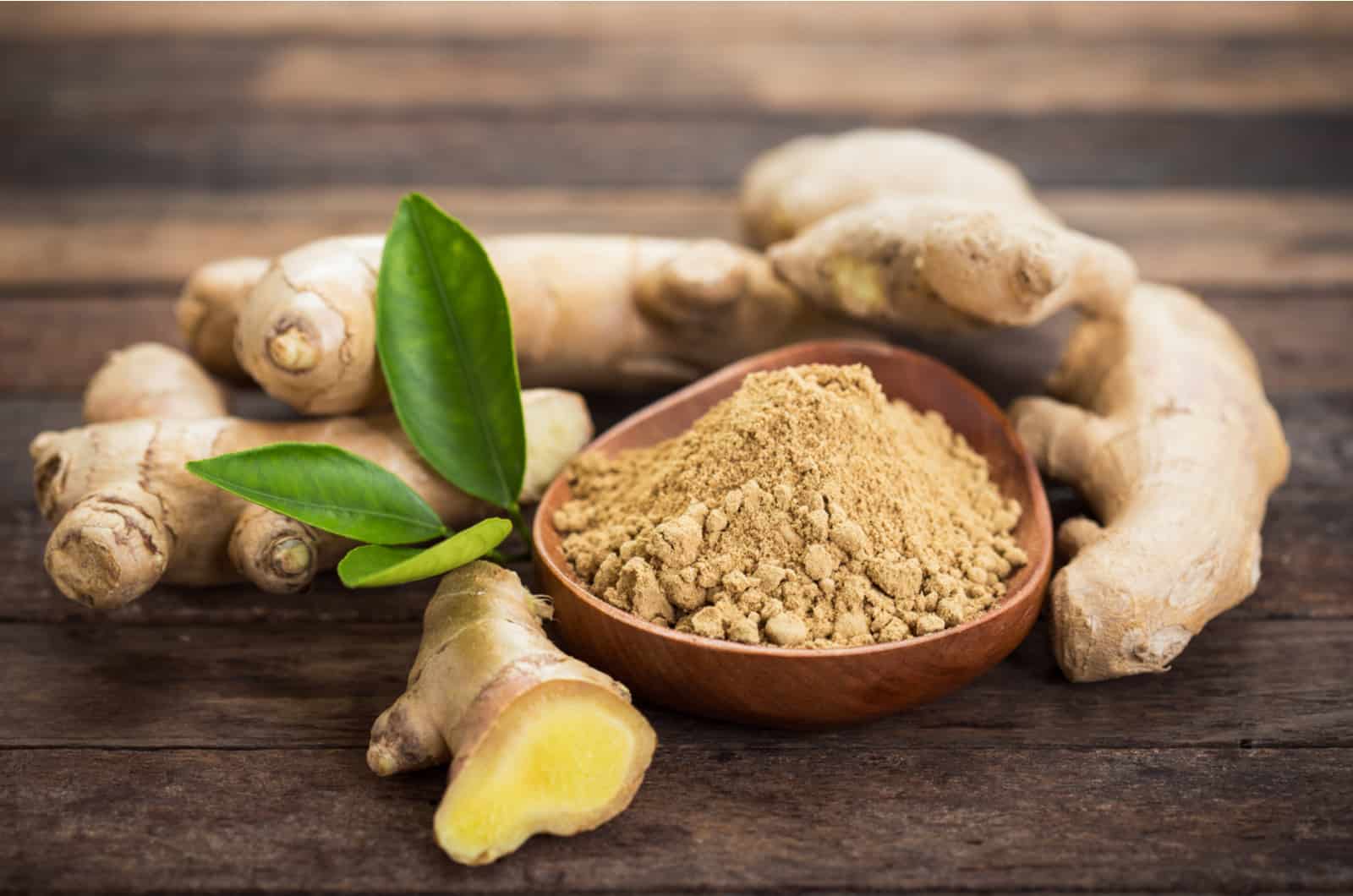 Ginger root and ginger powder in the bowl