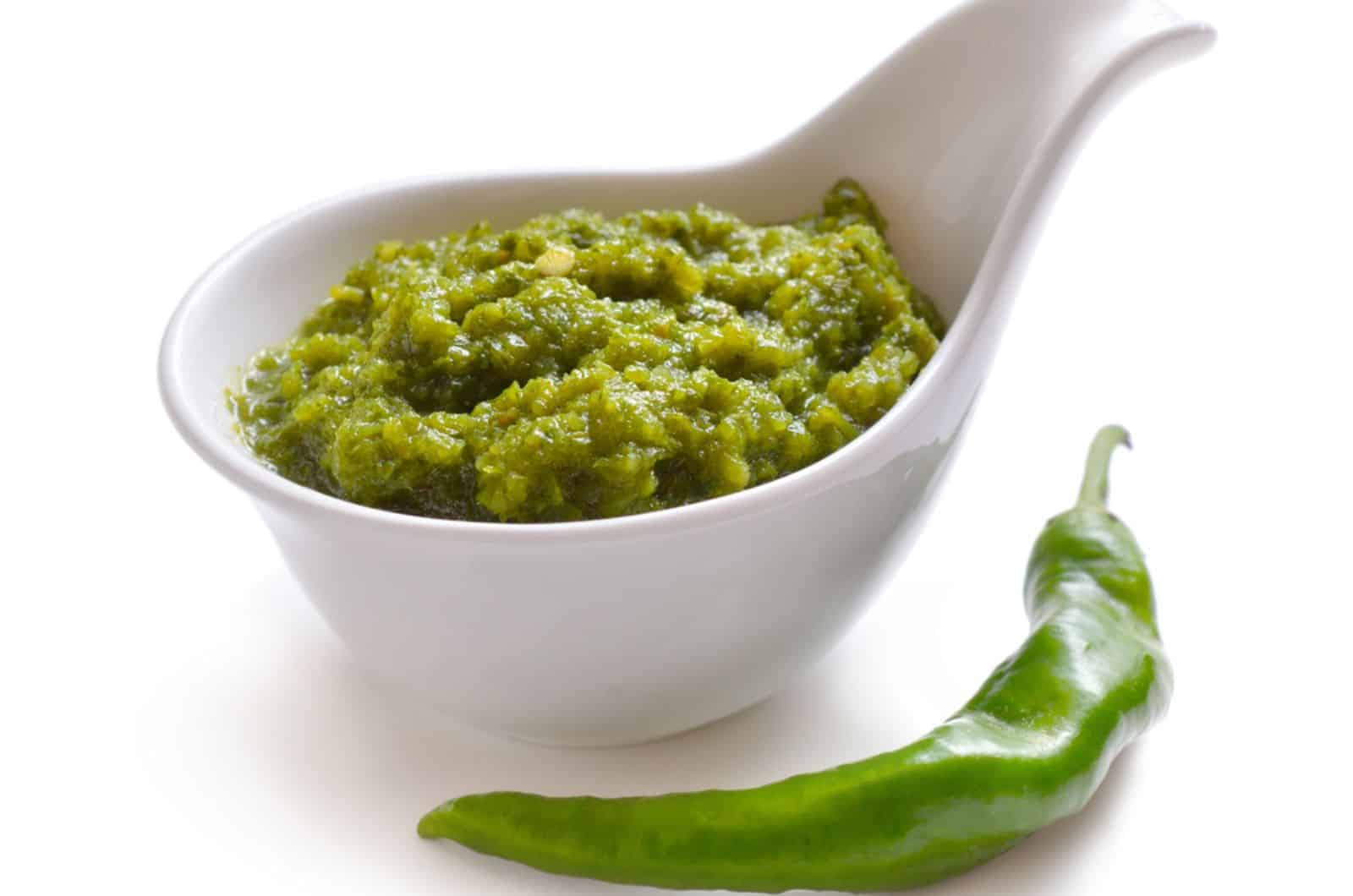 Salsa al peperoncino verde nella salsiera