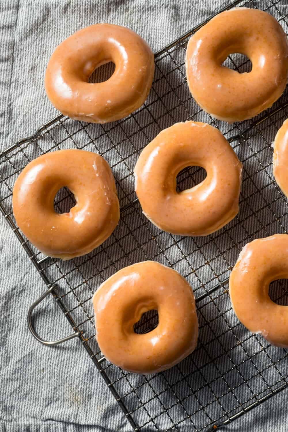 Donuts de fermento glaceados caseiros prontos a comer