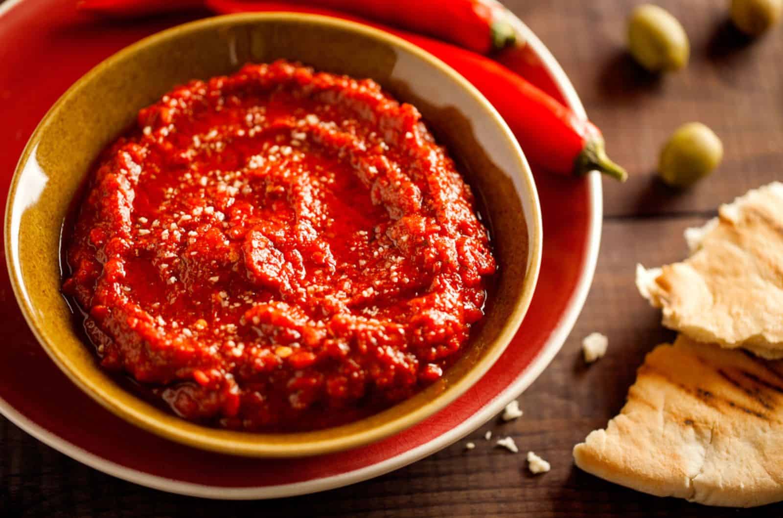 Hausgemachte Harissa-Paste in einer Schüssel