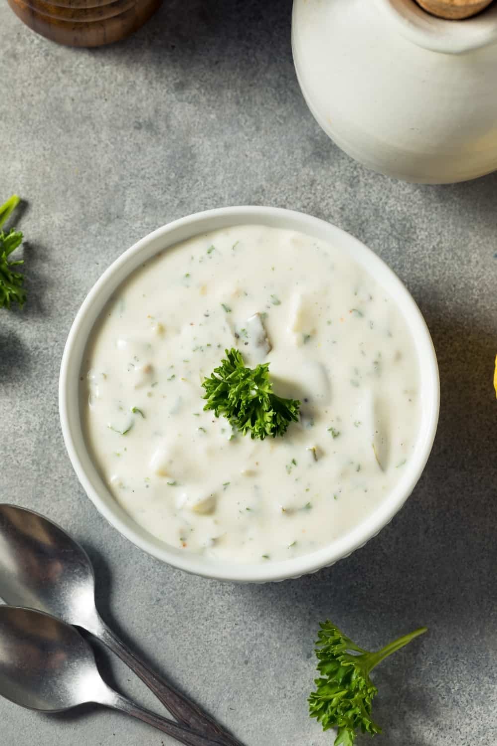 Salsa tartara biologica fatta in casa con limone e prezzemolo