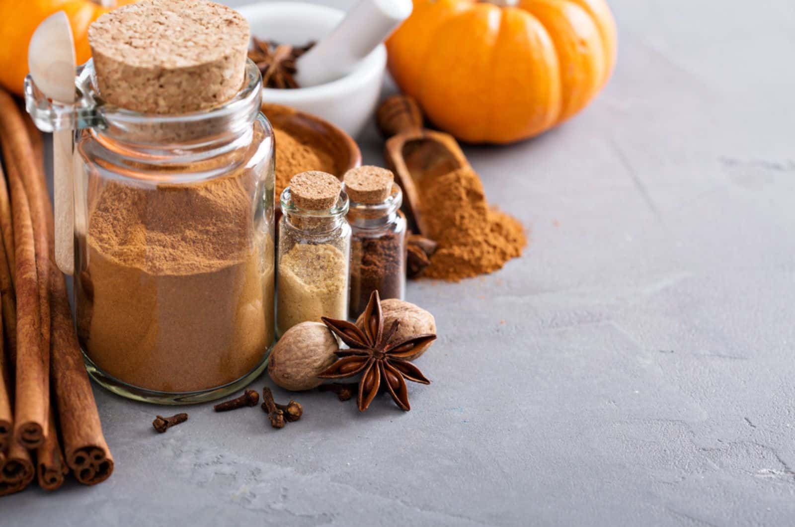 Spezie per la torta di zucca fatte in casa in un barattolo di vetro con gli ingredienti