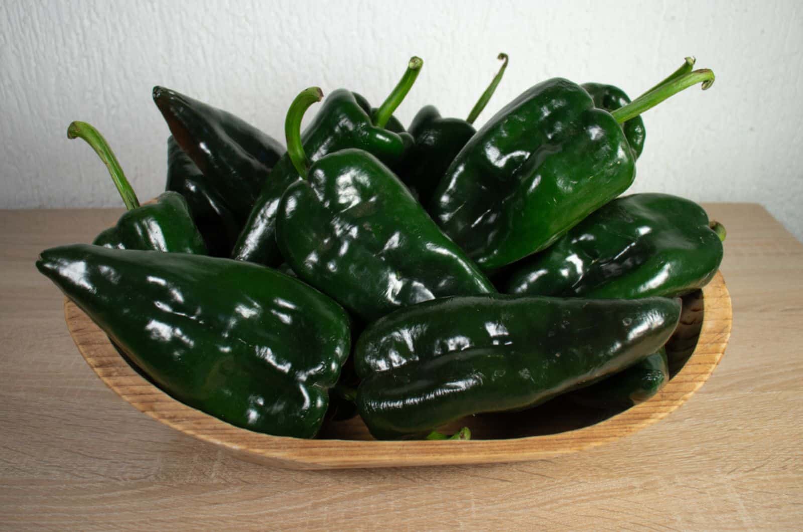 Pimentos Poblano num cesto de madeira