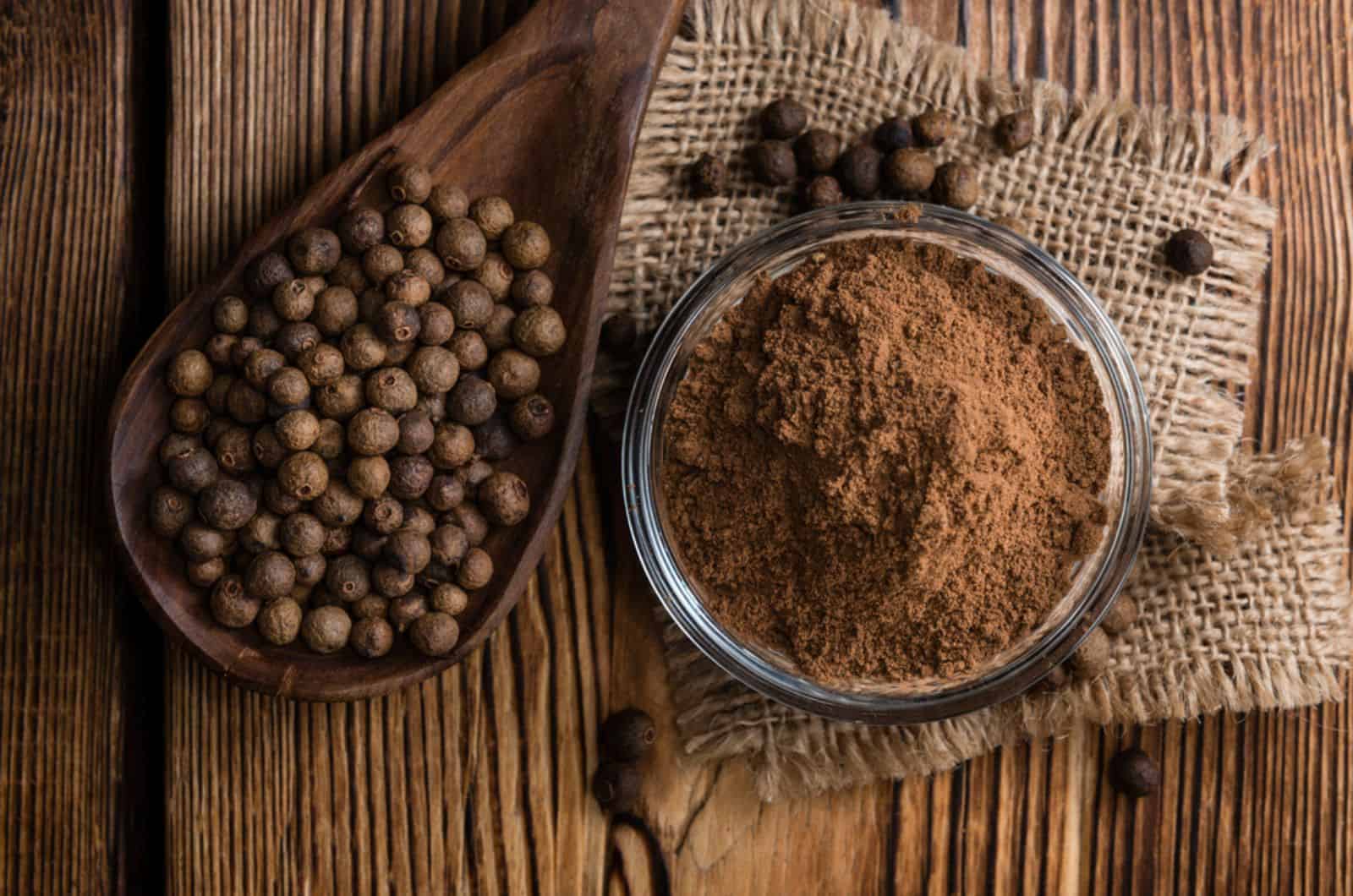 Portion de poudre de piment de la Jamaïque 