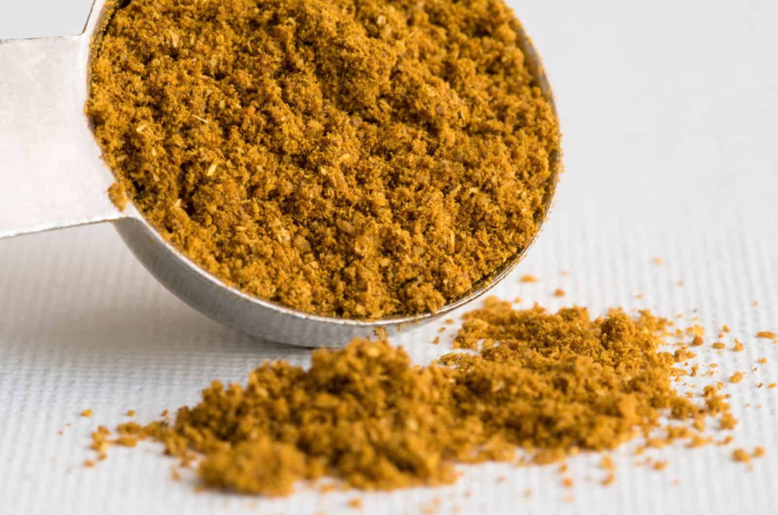 Ras El Hanout derramado de la cuchara