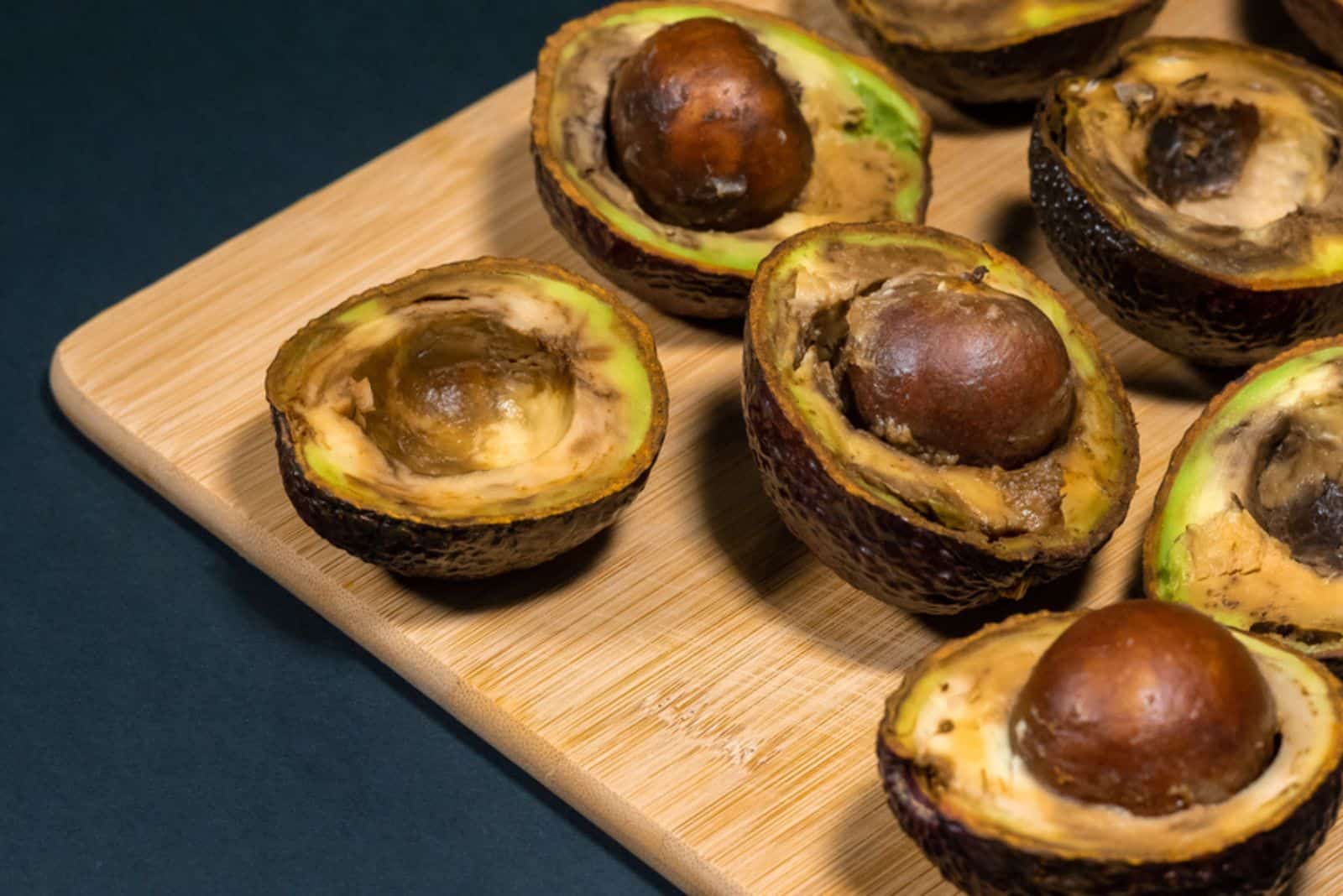 Mitades de aguacate podridas sobre la mesa