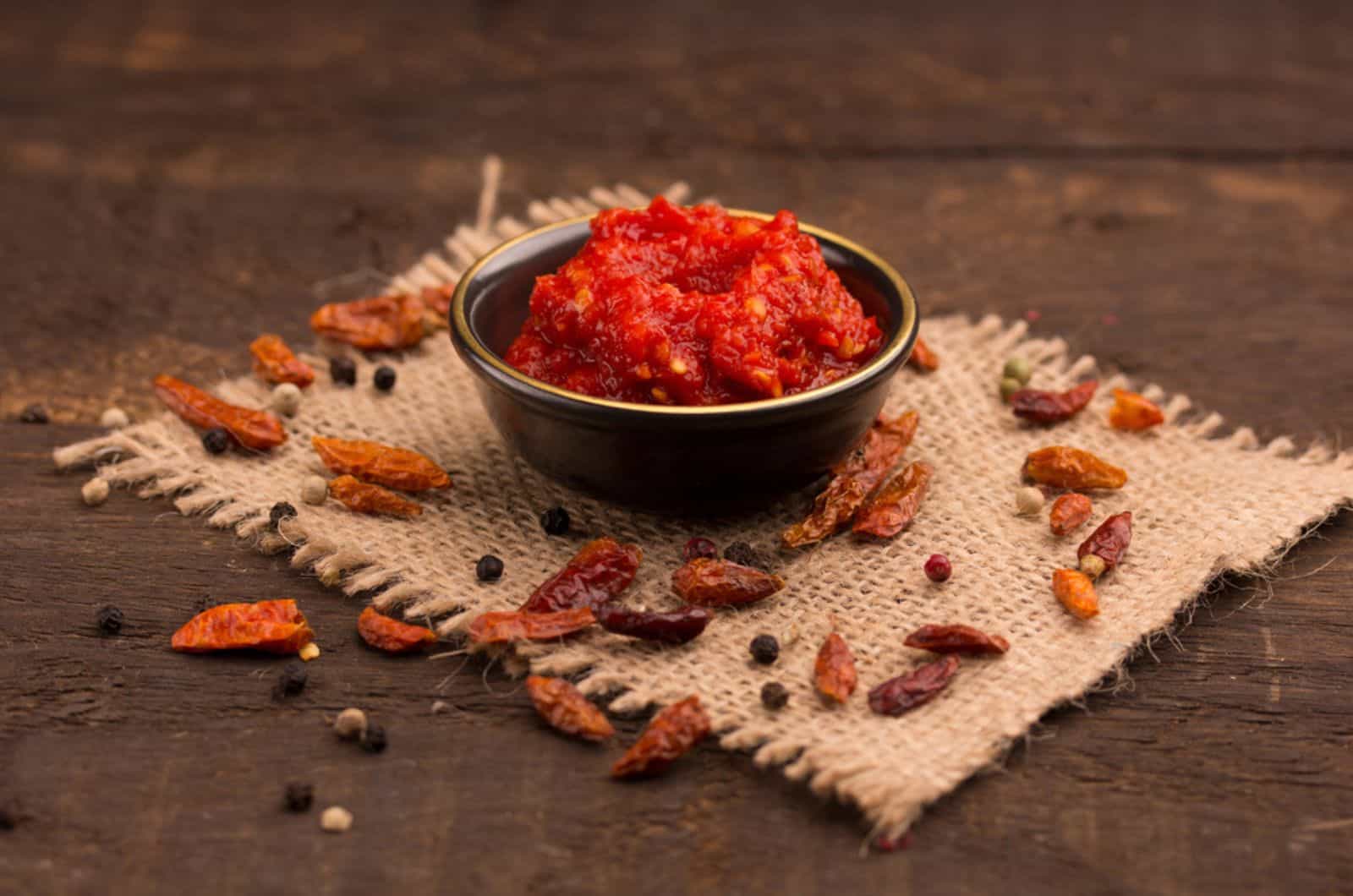 Pâte Sambal Oelek dans un bol sur la table