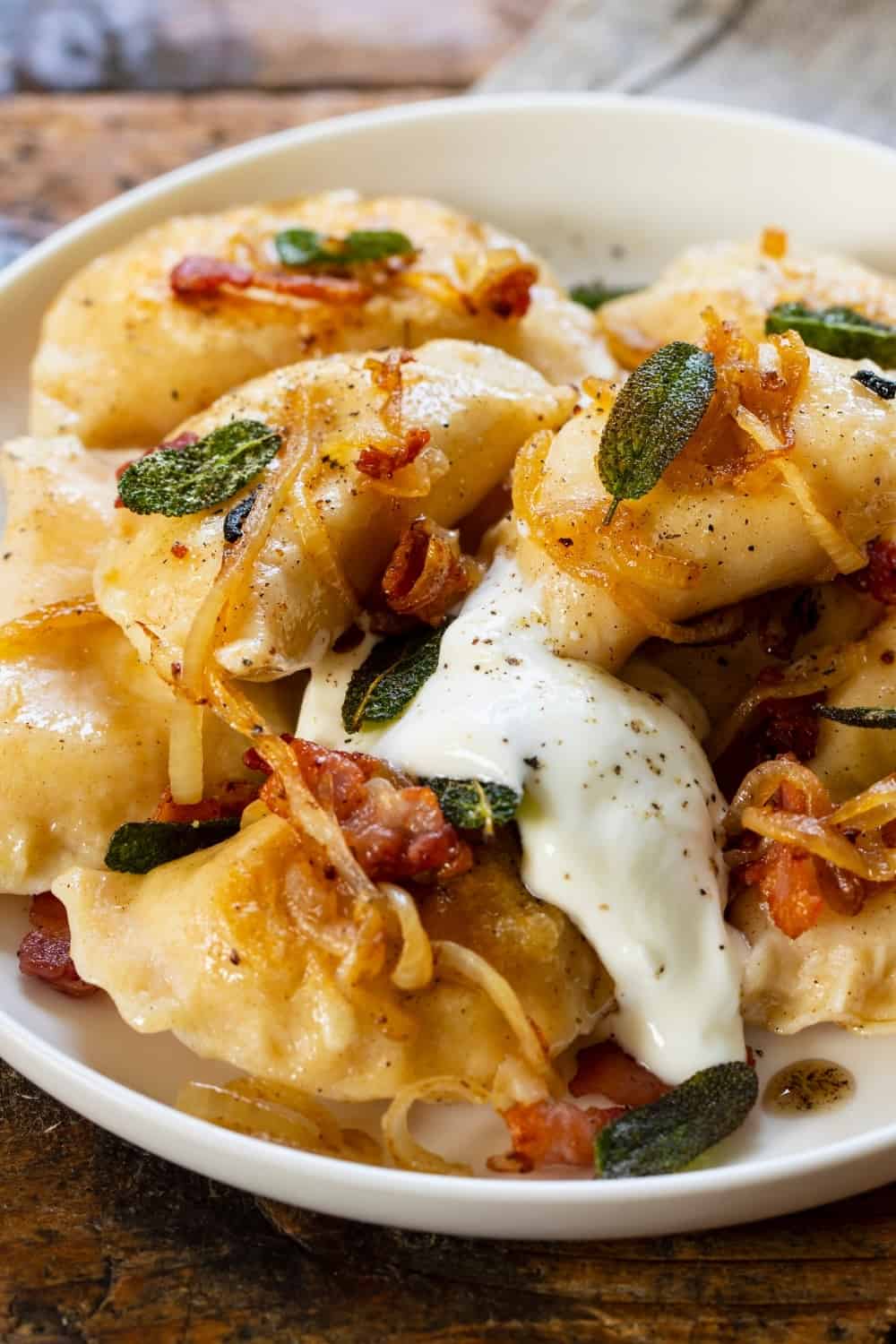 Pierogi traditionnels polonais avec bacon croustillant et oignon