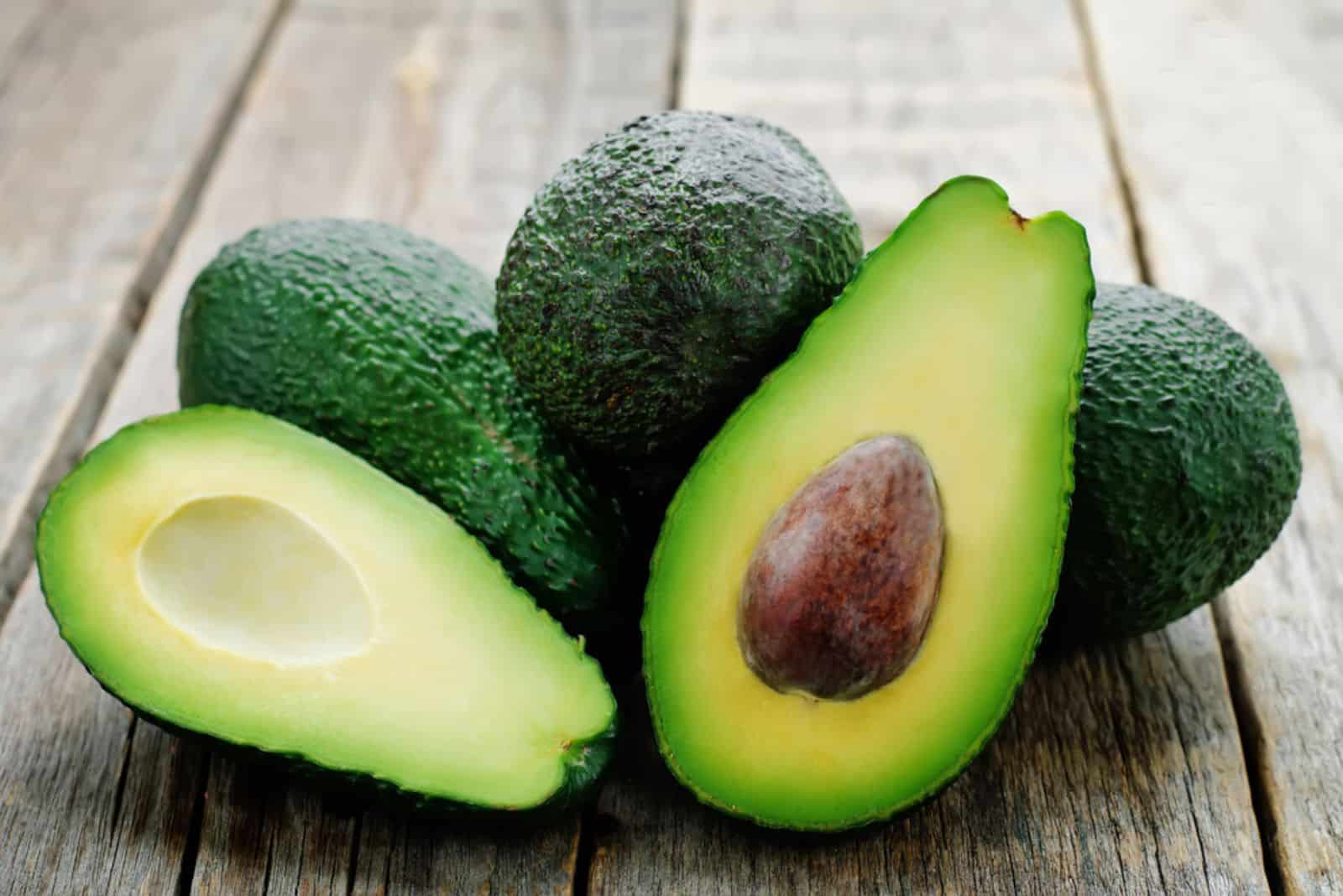 avocado su sfondo di legno scuro