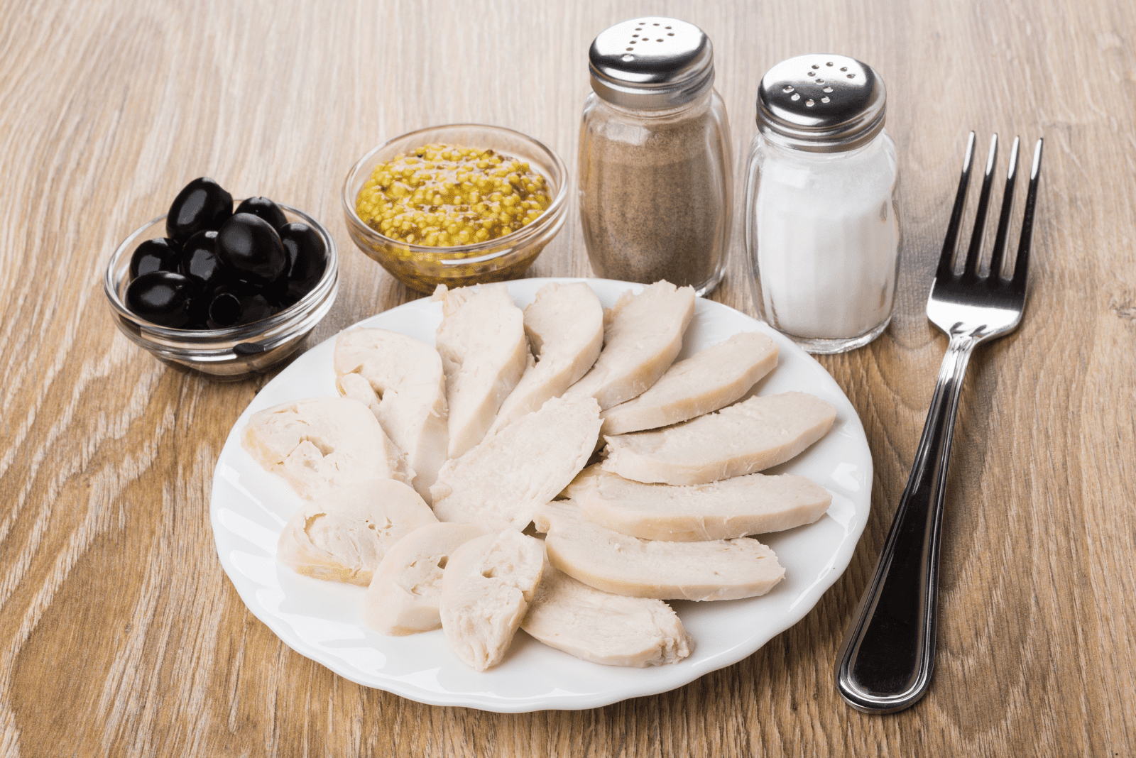 poulet bouilli coupé sur une assiette