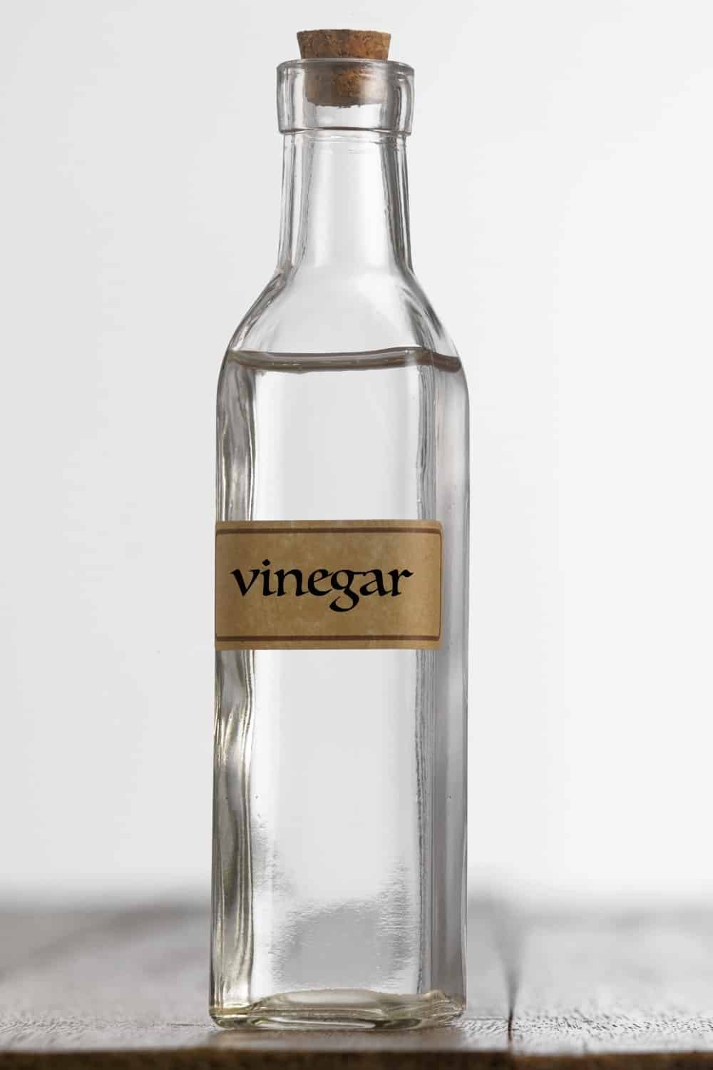 botella transparente de vinagre blanco