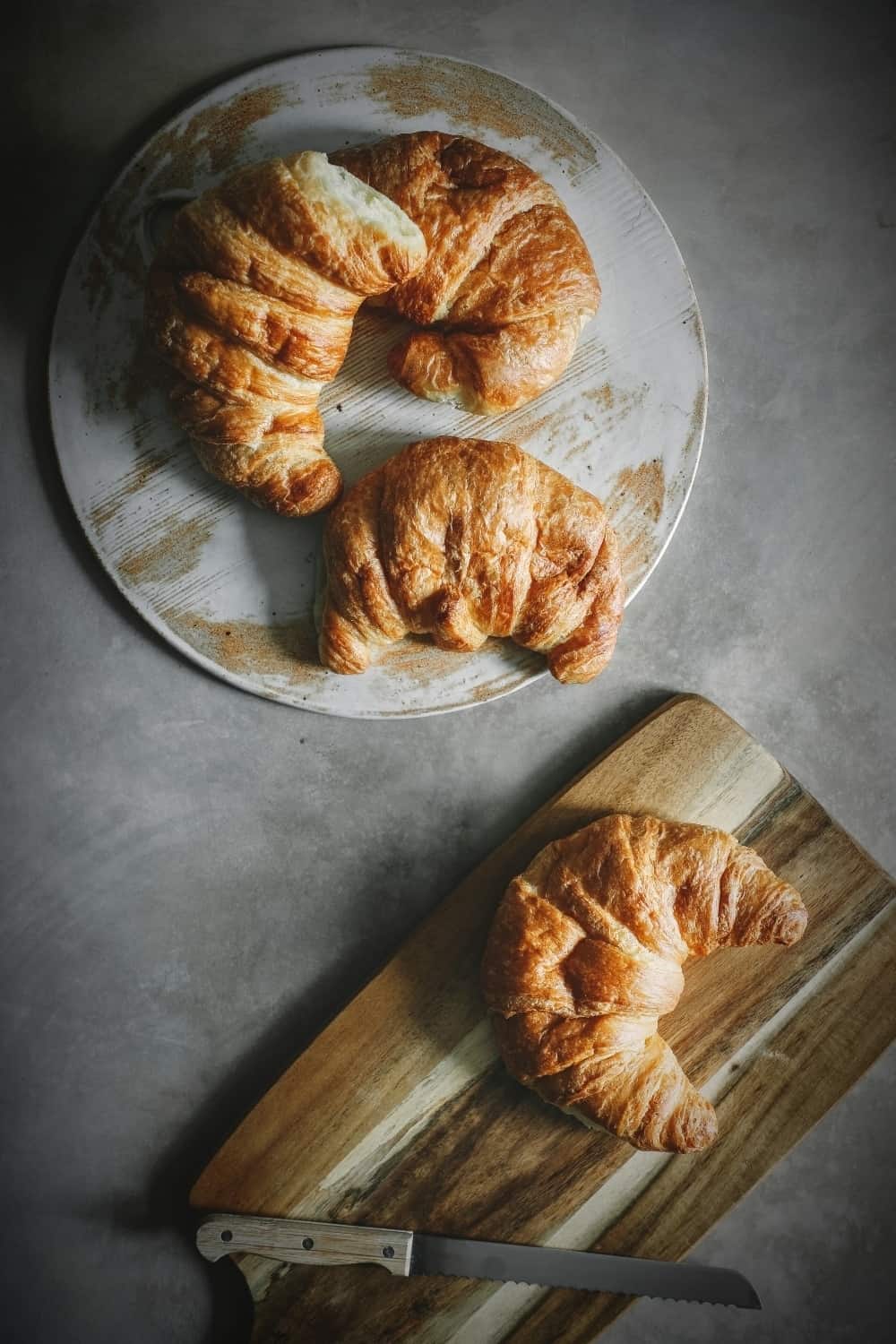 croissants sur la table du petit déjeuner