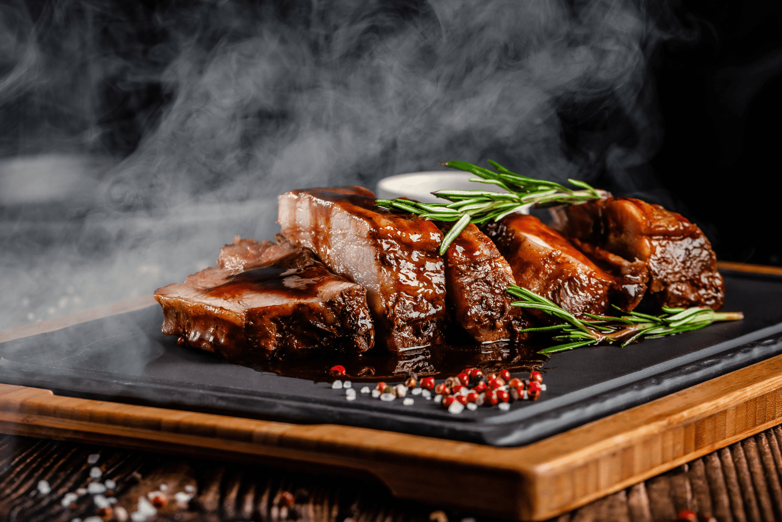 côtes fumées à sec sur assiette noire