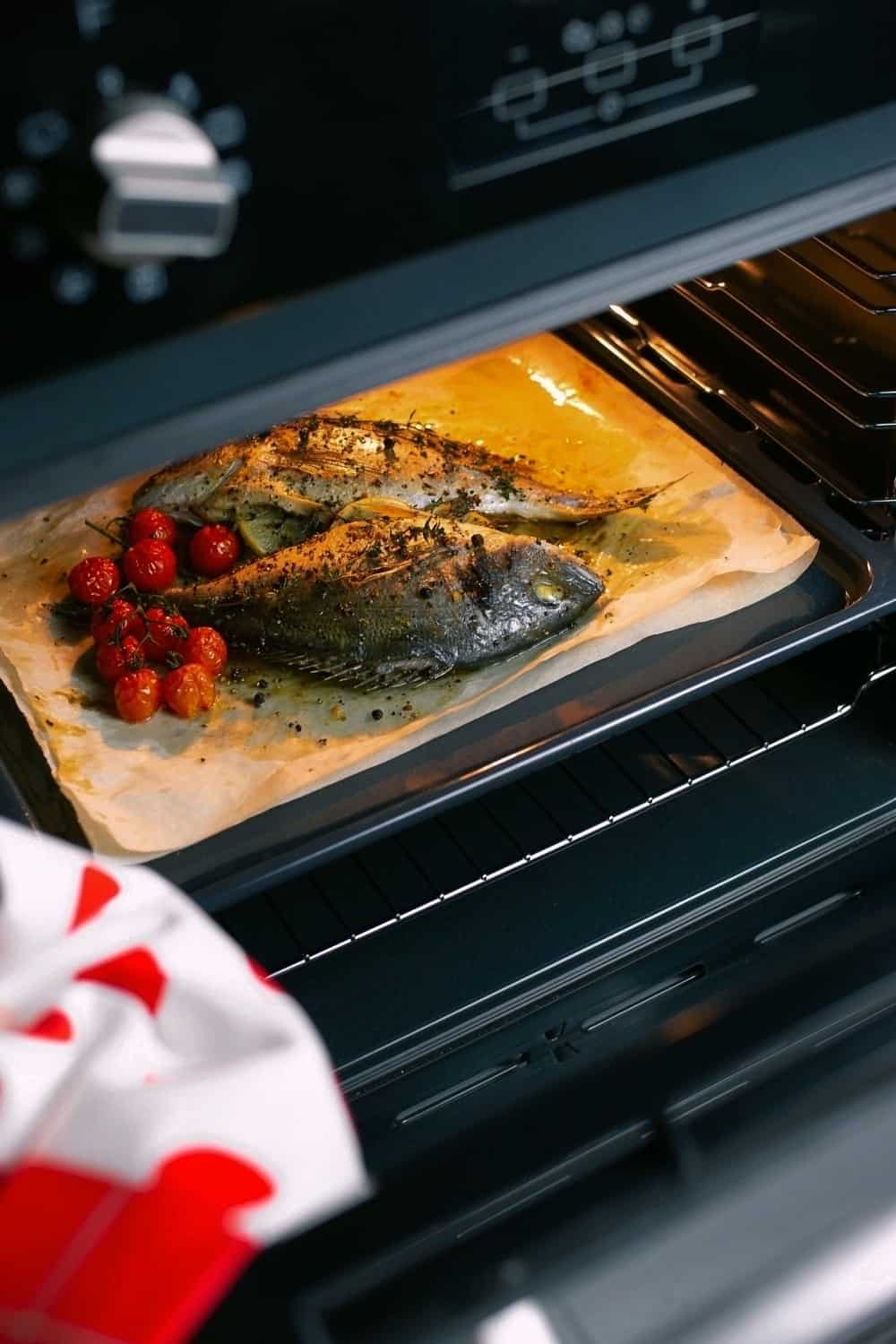 Fisch auf einem Pergamentpapier im Ofen backen
