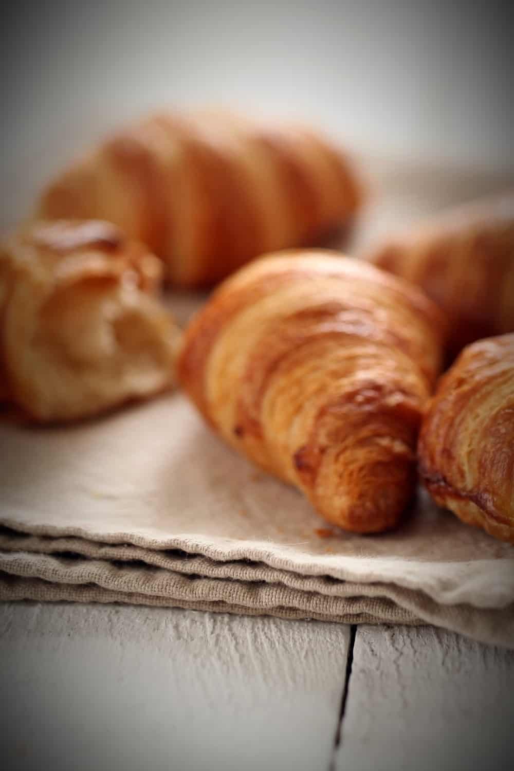 croissants franceses frescos nos panos de cozinha