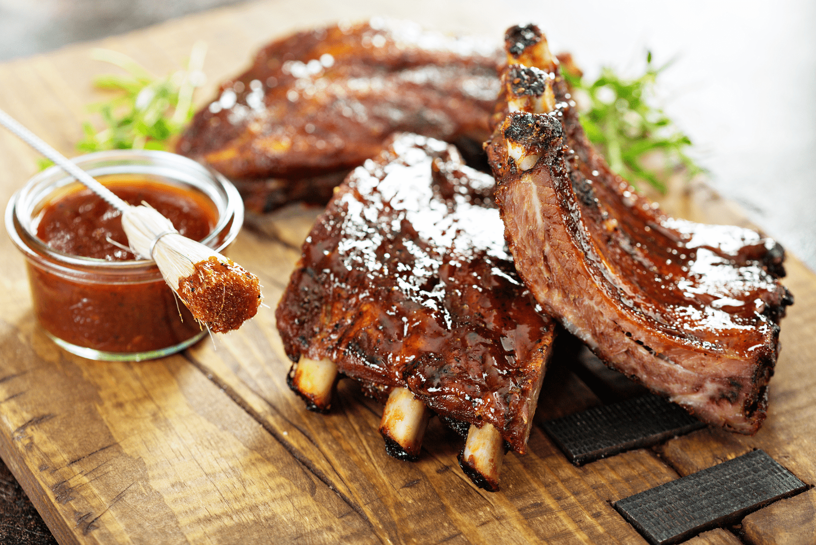 costillas ahumadas recién horneadas en un plato marrón