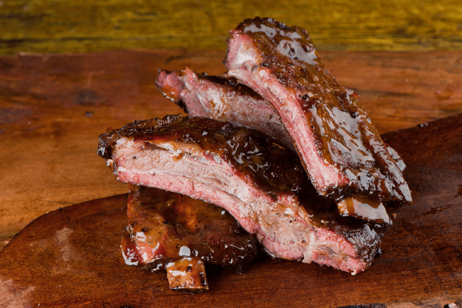 costillas ahumadas recién horneadas