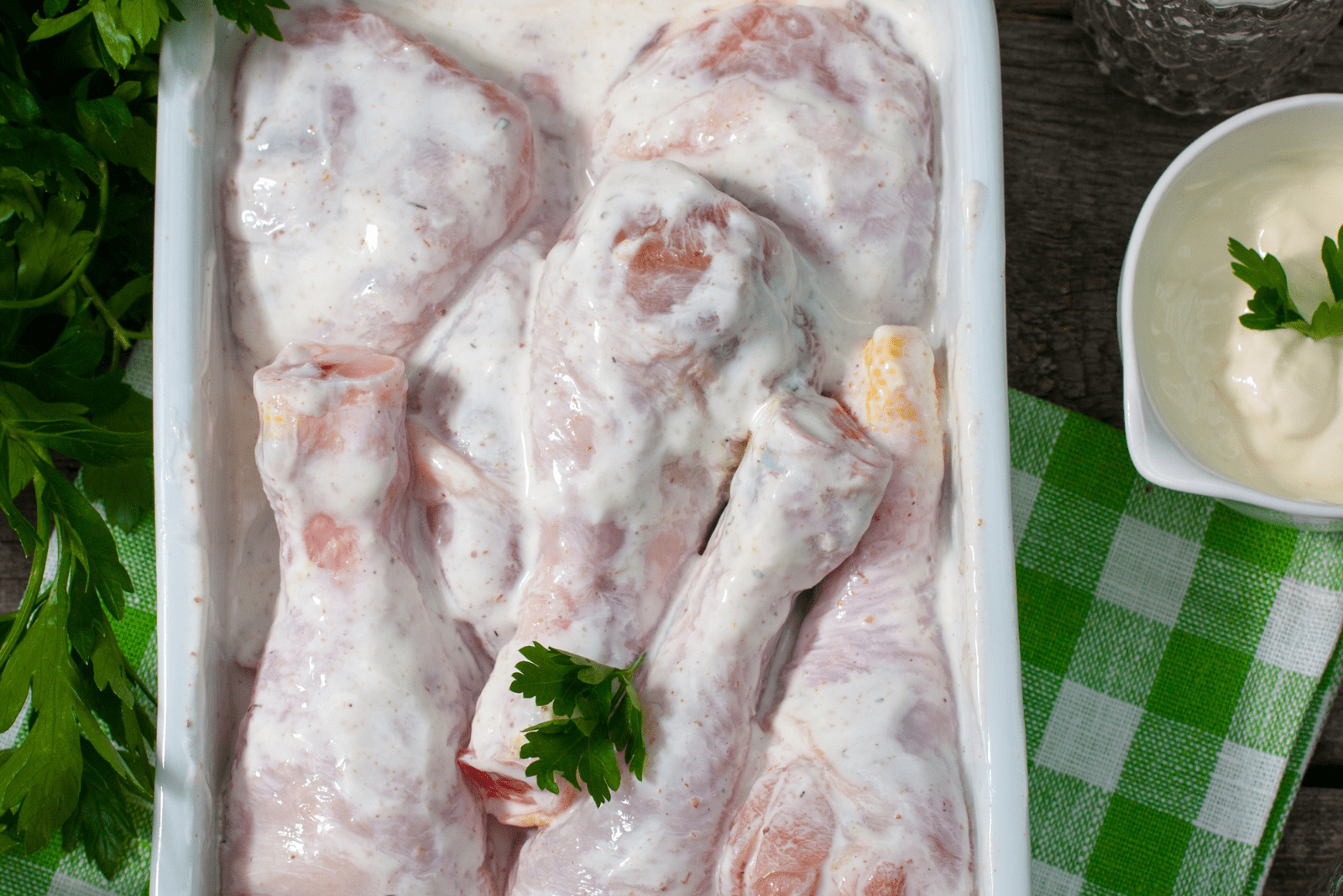 poulet mariné dans une assiette blanche