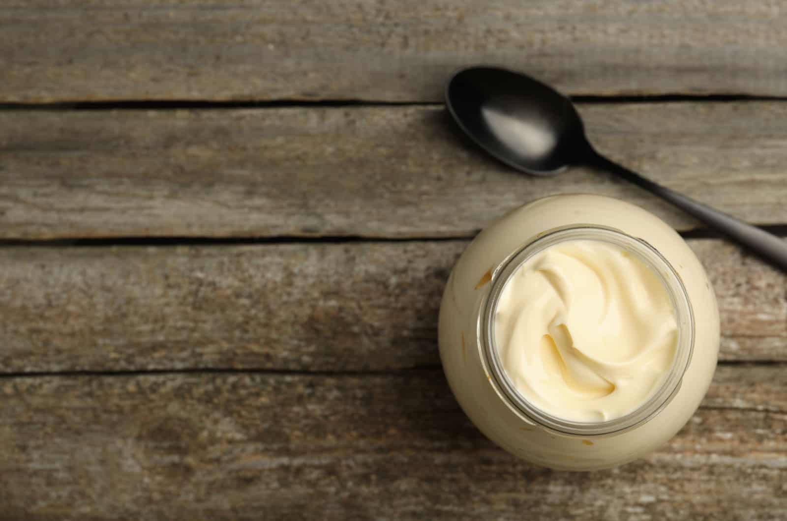 Mayonnaise in einem Glas mit Löffel