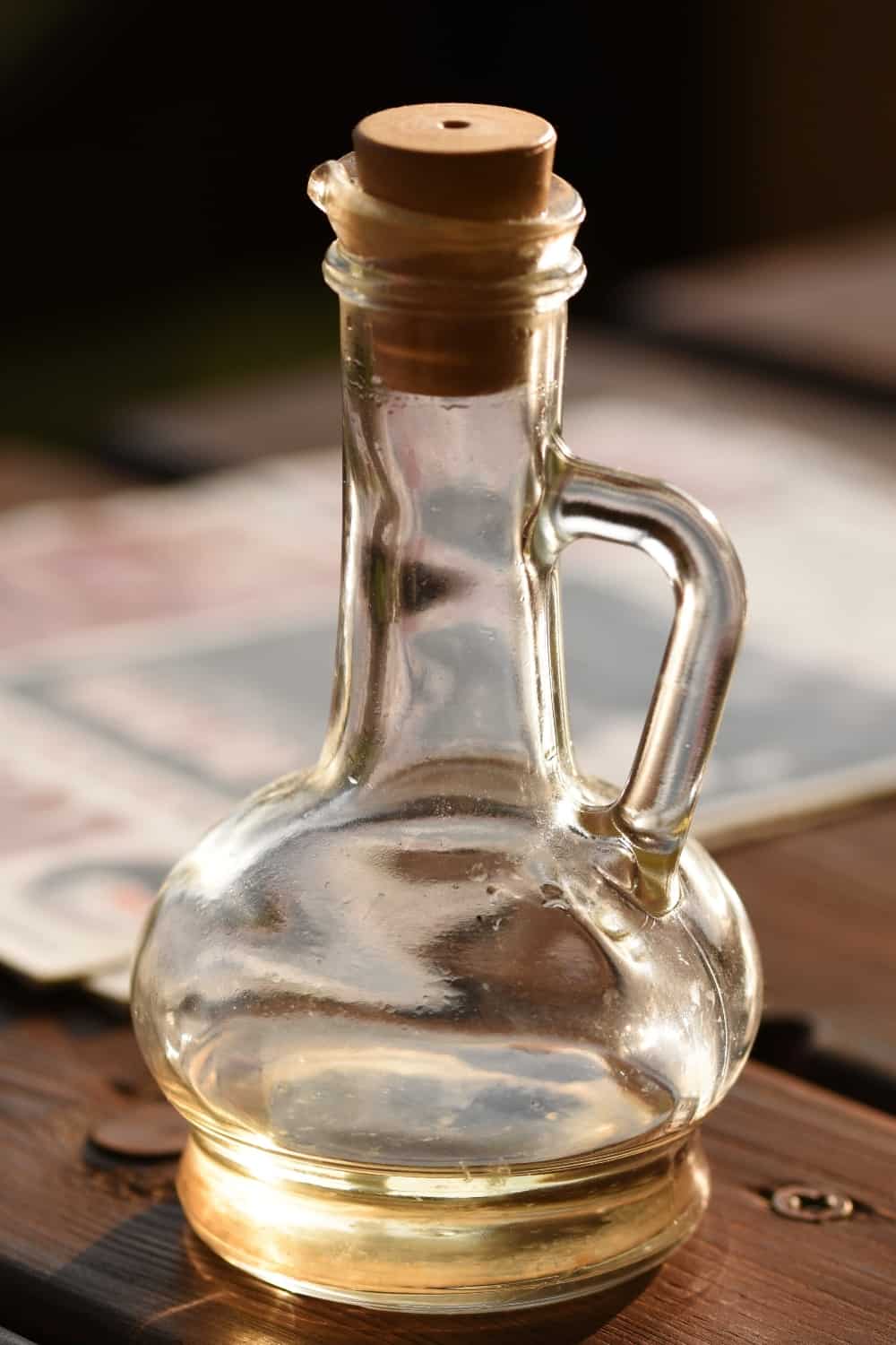 foto de una botella de vinagre blanco