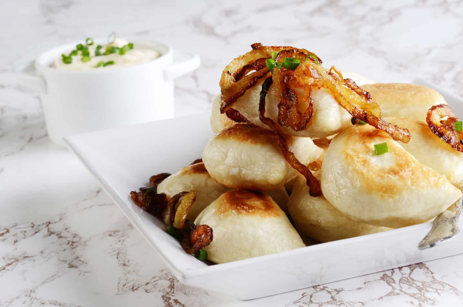 pierogies com cebolas caramelizadas