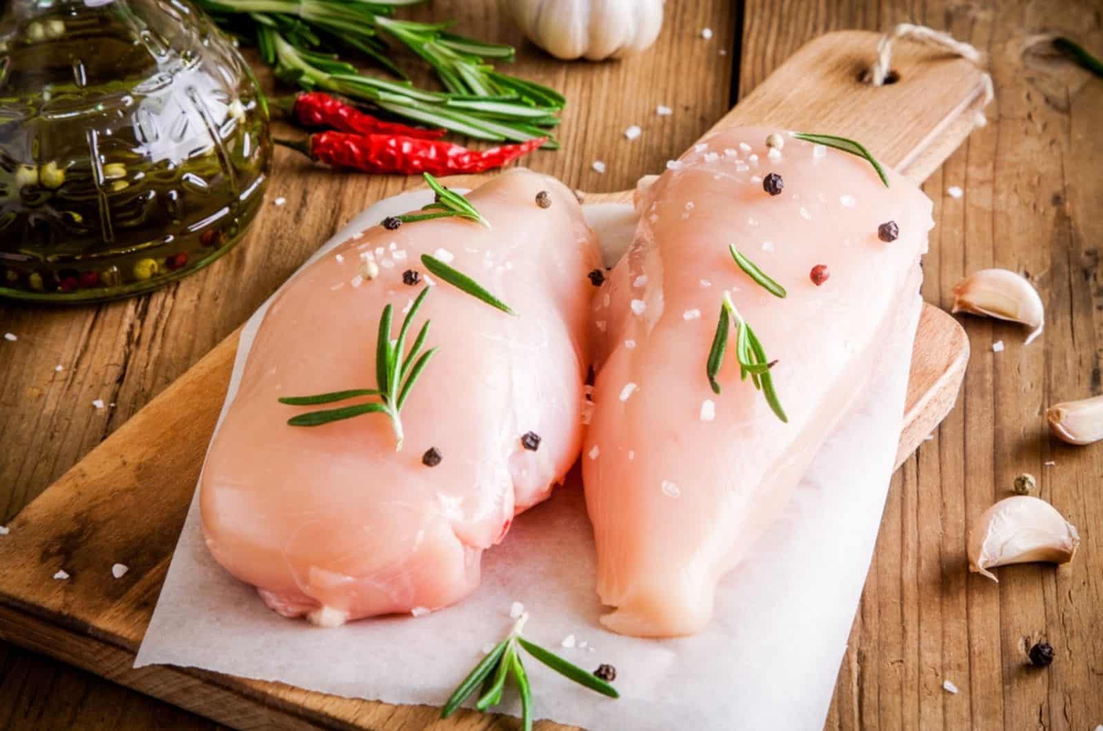 filete de frango cru com alho, pimenta e alecrim 