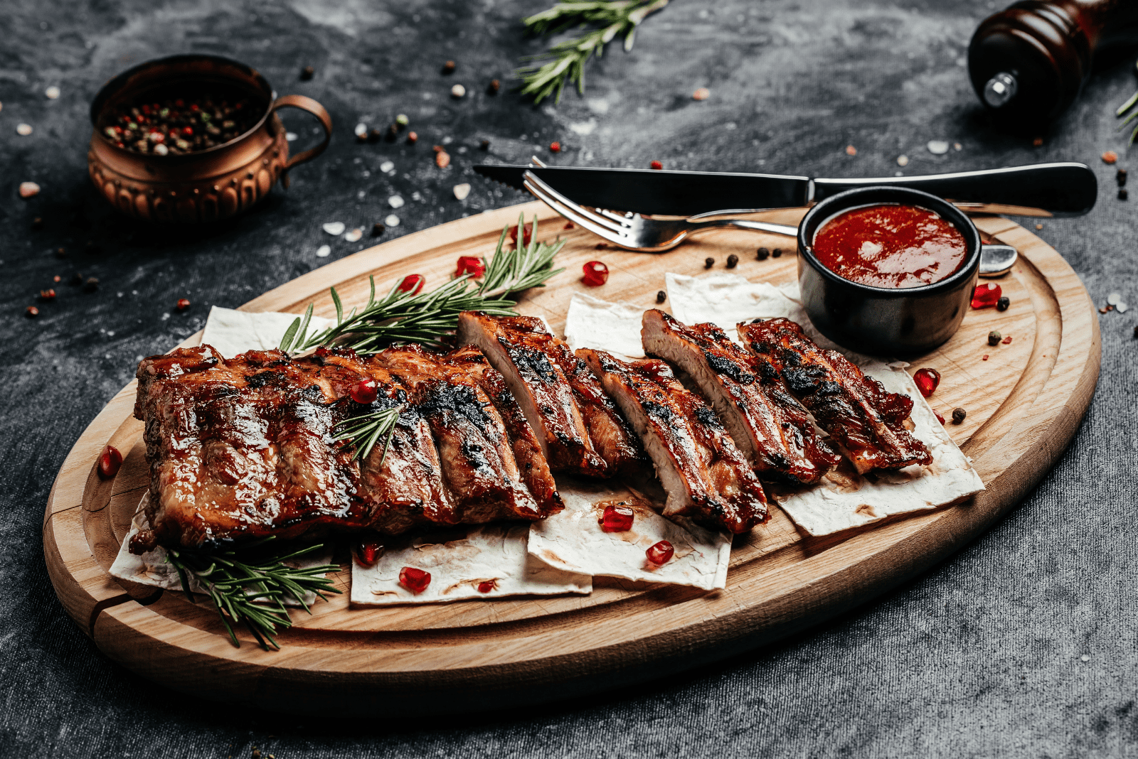 costillas ahumadas asadas cortadas en un plato