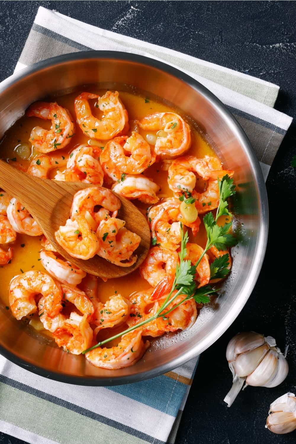 camarão a cozinhar numa frigideira com molho