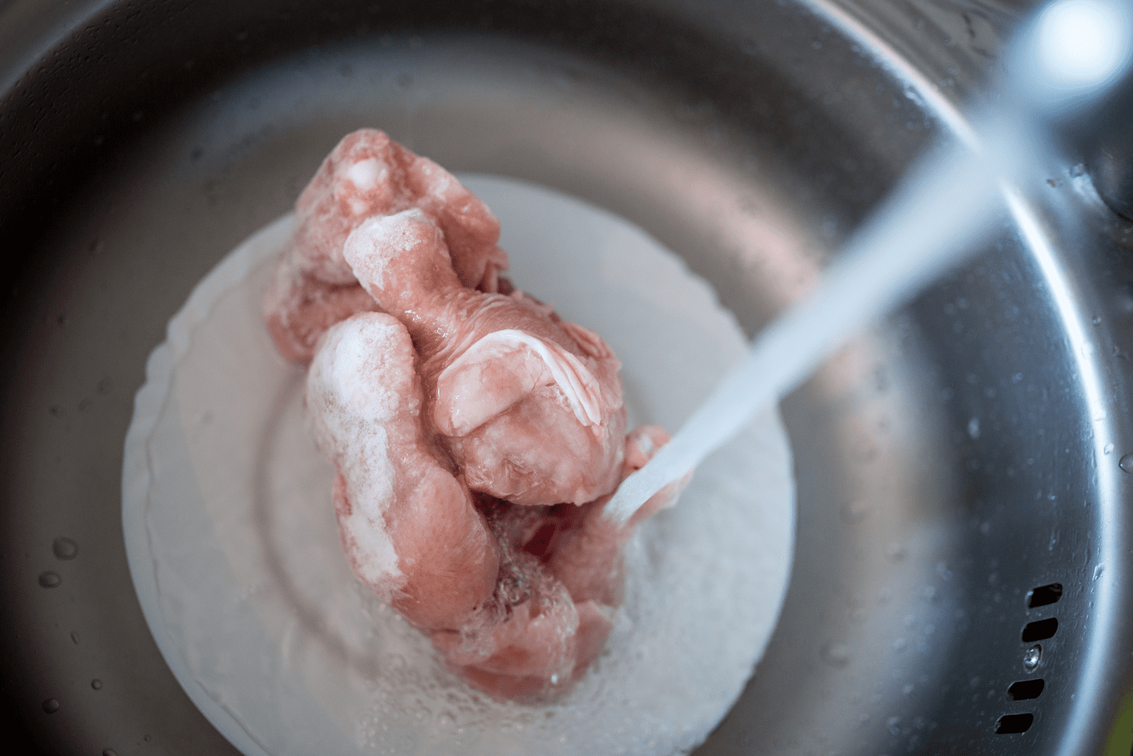 le poulet est décongelé à l'eau froide